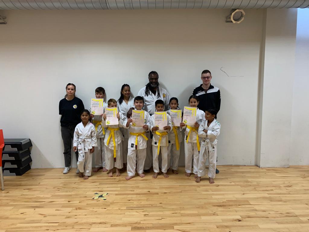 Examens van wit naar geel Karate